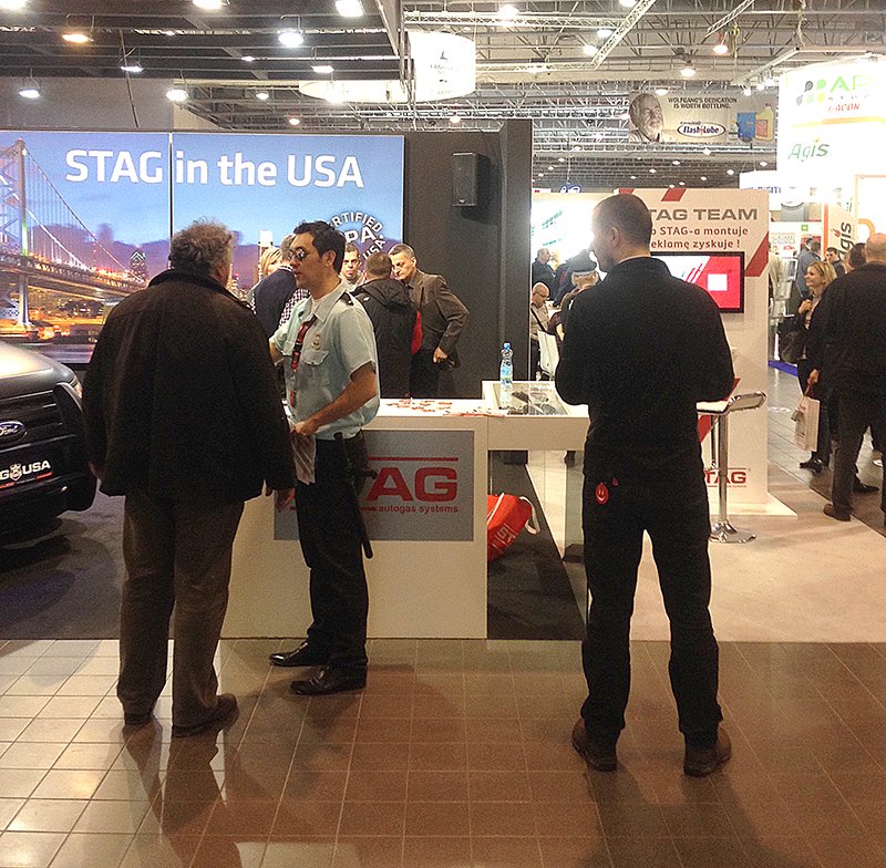 Autogāzes pārstāvji Varšavas izstādē pēta gāzes iekārtas.